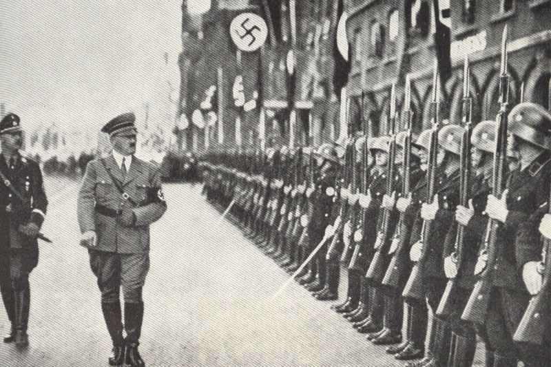 Adolf Hitler schreitet eine Ehrenkompanie der SS ab