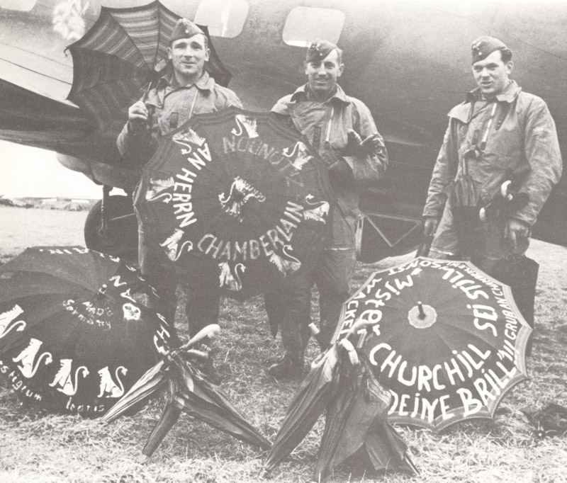 Bomberbesatzung einer He111 des Löwengeschwaders (KG26) mit beschrifteten Regenschirmen